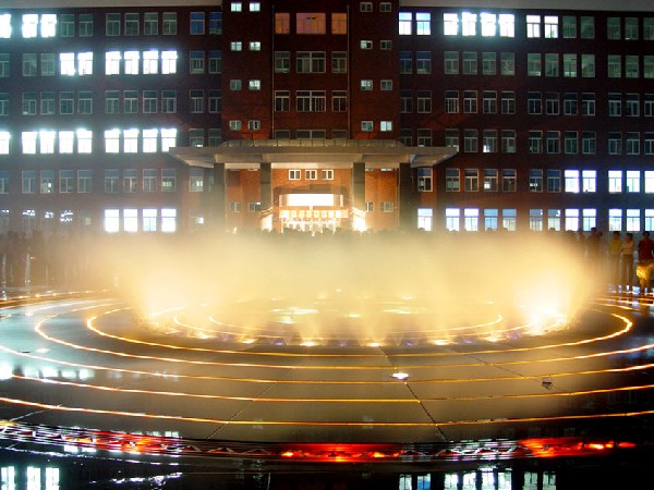 晉安路校區明德廣場噴泉夜景